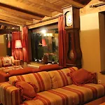 Saurat Hotel 3*