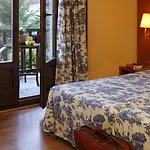 Saurat Hotel