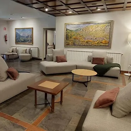 מלון Saurat אספוט