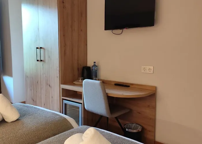 Saurat 3* إيسبوت